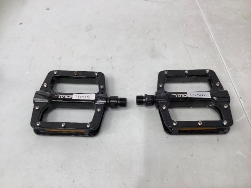 Mountain Bike Pedals, E-Commerce Return - Lot 298