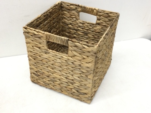 wicker basket ,appears new - Lot 68