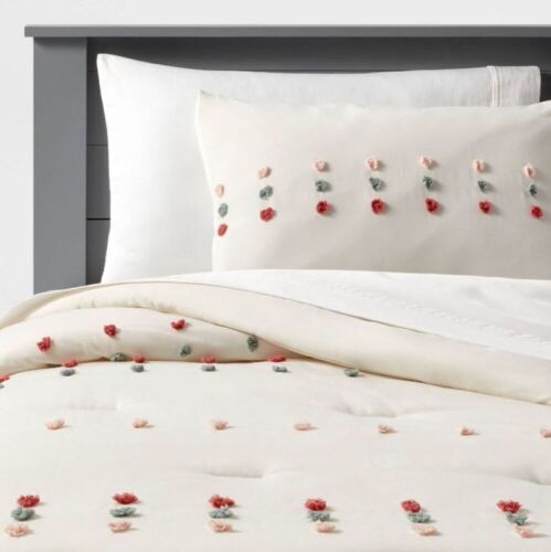 Pillowfort Pom-Pom Comforter Set, Full/Queen  - Lot 603