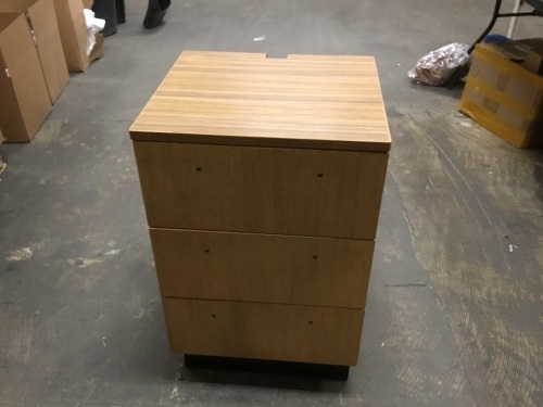 Thomasville Furniture Nightstand - Appears New - Lot 832