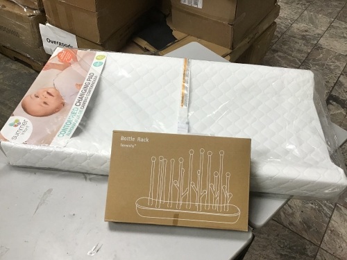 Countoured Changing Pad & Baby Bottle Drying Rack - E-Comm Returns, Appear New  - Lot 862