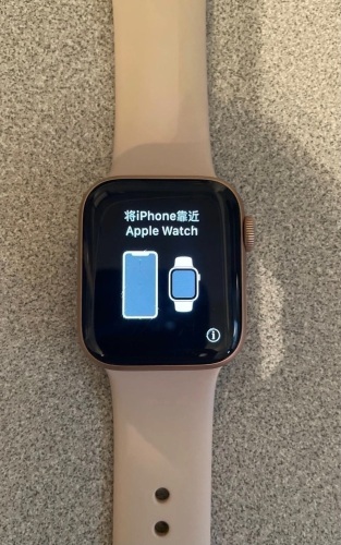 Series 4 Apple Watch 40mm Gold GPS/Cellular, Works, No Charger - Lot 200