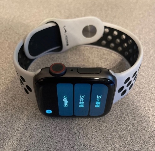 Series 5 Apple Watch 40mm Space Gray GPS/Cellular, Works, No Charger - Lot 401