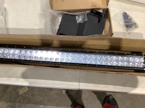 LED Light bar - Lot 772
