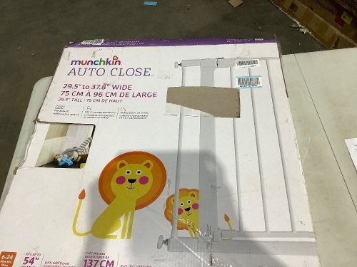 Munchkin Easy Close Pressure Mounted Baby Gate - Lot 770