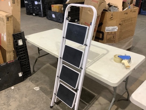 4 step ladder - Lot 369