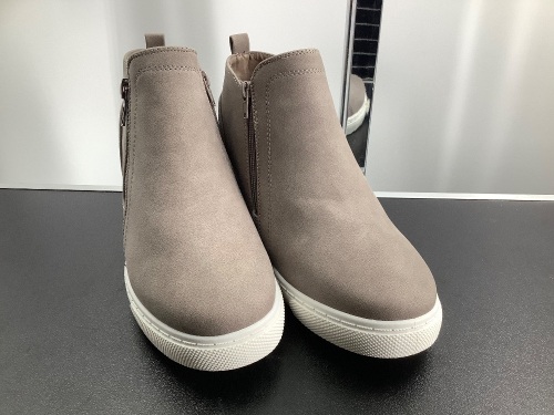 Natural Reflections Ladies Booties, 10, Appears New - Lot 162