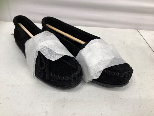 Minnetonka Womens Moccasins, 8, Appears New, Retail 54.95 - Lot 244