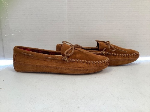 Minnetonka Men's Slippers, 10, E-Commerce Return, Retail 59.94 - Lot 399
