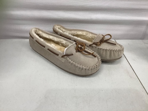 Minnetonka Womens Moccasins, 8, Appears New, Retail 49.95 - Lot 412