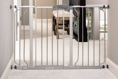 Regalo Extra Wide Easy Step Metal Walk Through Baby Gate - Appears New - Lot 510