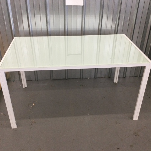 DINNING TABLE,APPEARS NEW****TABLE ONLY*****