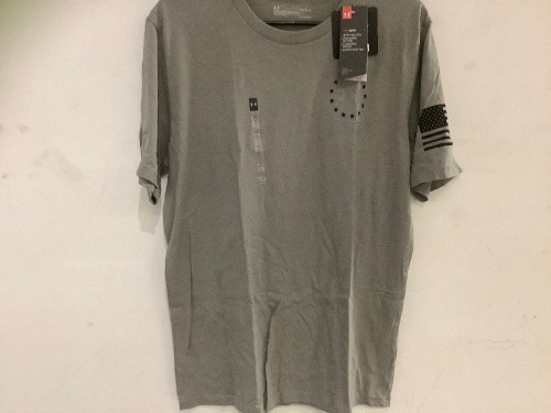 Under Armour Mens T Shirt, L, Appears New, Retail 25.00 - Lot 470