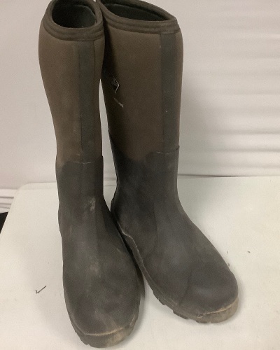 Muck Boot Co Unisex Boots, M 12/ W 13, E-Commerce Return, Retail 174.99 - Lot 522