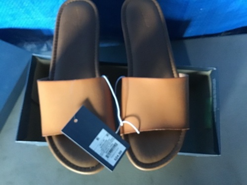 Universal Thread Kora Sandals, Size 9 1/2, New Retail - $19.99 - Lot 151