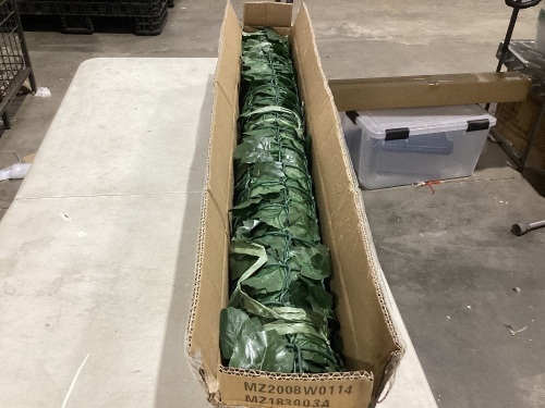 Outdoor Faux Ivy Privacy Screen Fence, 94 x 39in  - Lot 1145