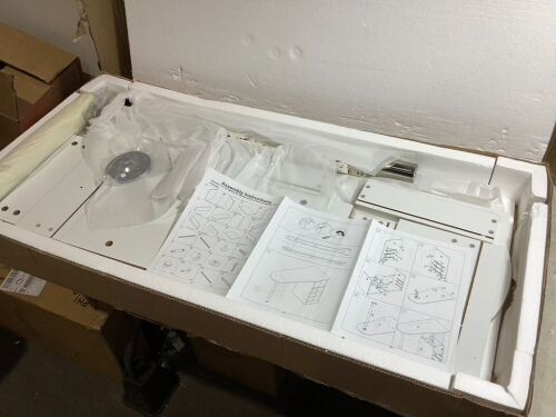 White Desk with Drawers  - Lot 927
