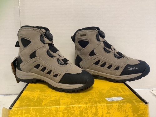 Mens Snow Boots, 10D, Appears New, Retail 129.99 - Lot 404