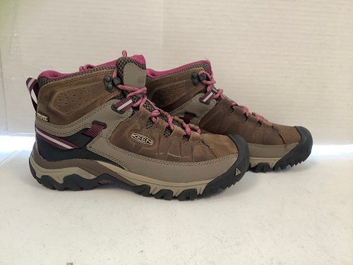 Keen Womens Hiking Shoes, 7, Appears New, Retail 165.00 - Lot 382