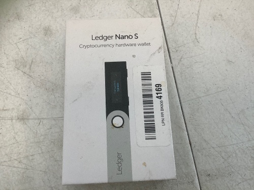 Ledger Nano S Hardware Wallet, Powers Up, Appears new, Retail 59.00 - Lot 328