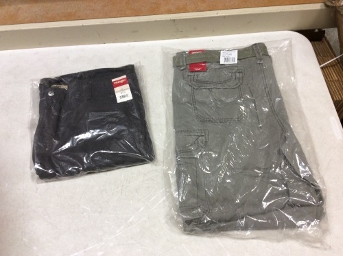 Wrangler Authentic Men's Premium Twill Cargo Pants & Unionbay Men's Survivor Iv Relaxed Cargo Pants, 40 x 32 - New  - Lot 375