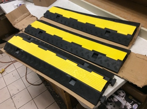 Vevor Heavy Duty Cable Protector Ramps, Set of 3 - Appear New  - Lot 825