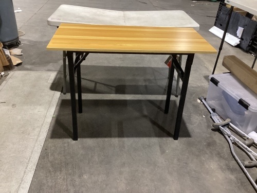 Foldable Stand-up Table - Lot 655