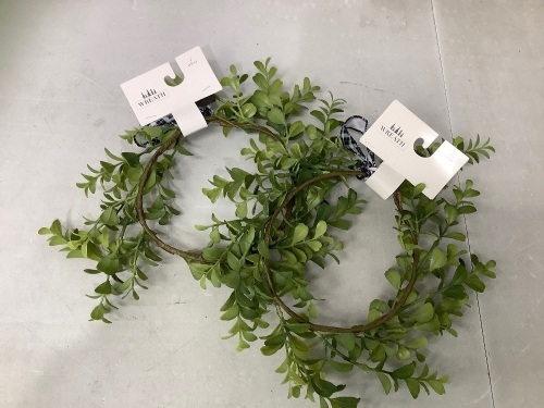 Lot of (2) Small Wreaths, Appears new - Lot 553
