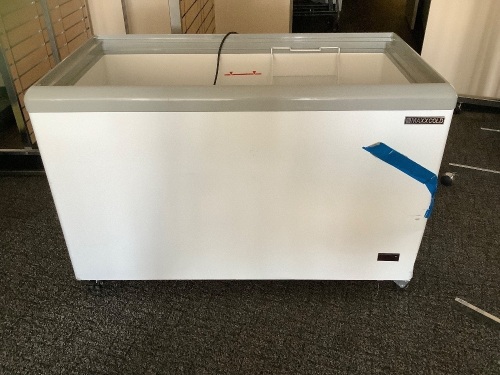 Maxx Cold MXF52F 52" Sliding Glass Top Mobile Ice Cream Display Freezer - 11 Cu. Ft. Salvage, Untested - Lot 20A