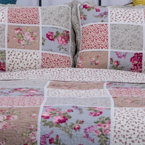 Basicome Reversible Patchwork Floral Tea Rose Quilt Set, Queen - Appears New   - Lot 823