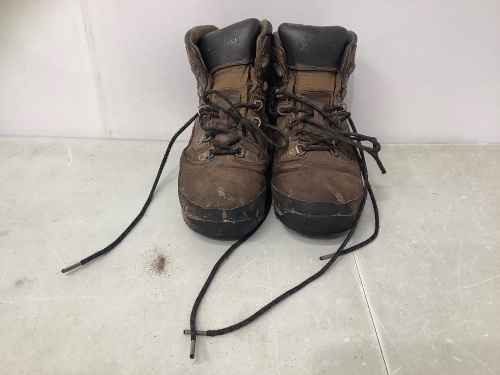Mens Hiking Shoes, 9D, E-Comm Return, Retail 129.99 - Lot 39
