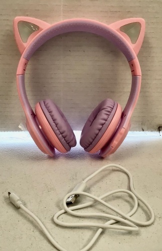Cat Ear Headphones, Powers Up, Appears new - Lot 573