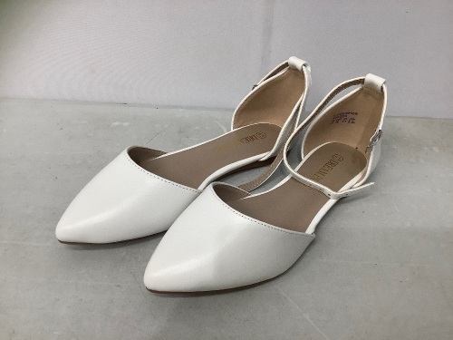 Dream Pairs Womens Ankle Strap Ballerina Flats, 5.5, Appears new, Retail 29.99 - Lot 234