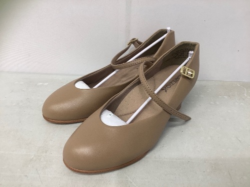 Capezio Womens Dance Shoes, 7W, Appears new, Retail 47.00 - Lot 240