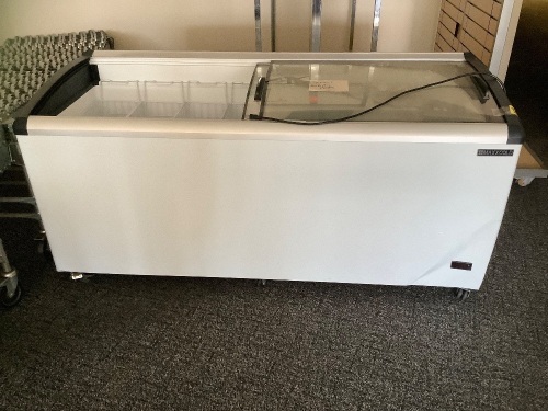 Maxx Cold MXF72CHC-8 14.30 Cu ft Curved Glass Top Chest Freezer Display, White, Retail - $ 1,909, Salvage - Lot 30A