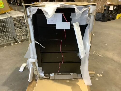 5 Drawer Dresser - Bottom 2 Drawers Broken - Lot 990