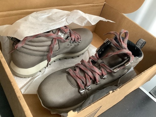 Merrell Women's Boots, 9.5, Appears New - Lot 117
