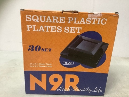 Square Plastic Plates Set, Appears new - Lot 400