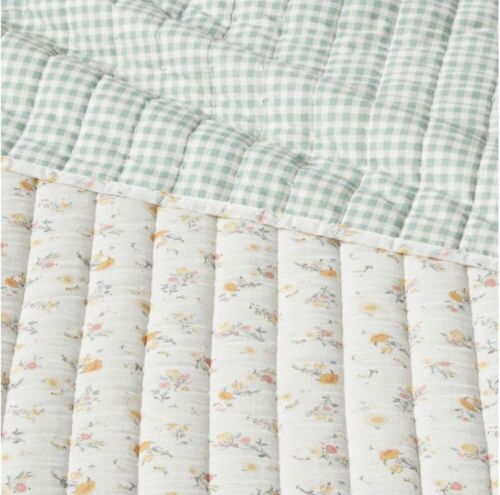 King Reversible Printed Voile Ditsy Floral Quilt Off-White - Lot 598