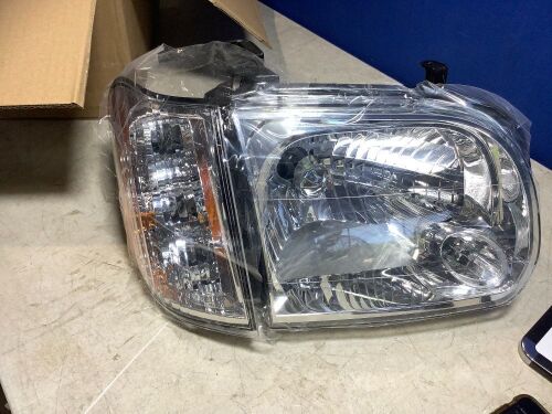 Headlight Assembly Replacement Set for 05-06 Toyota Tundra Double/Crew Cab 05-07 Sequoia Pickup - Lot 1077