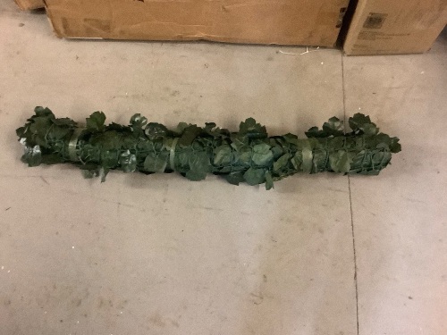 Outdoor Faux Ivy Privacy Screen Fence, Appears new - Lot 334