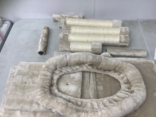 Cat Tree, Appears new - Lot 440