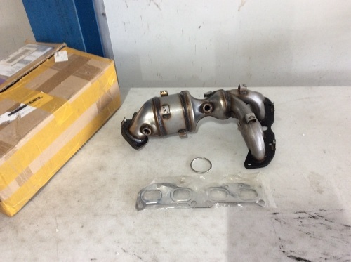 Vevor Exhaust Catalytic Converter 07-12 2.5L Nissan Altima - Appears New  - Lot 598