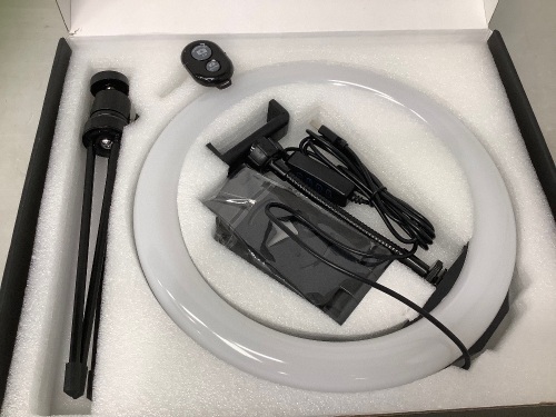 Selfie Ring Light, Powers Up, Appears new - Lot 448