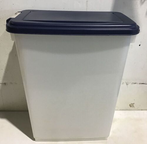 Pet Food Bin - Lot 625