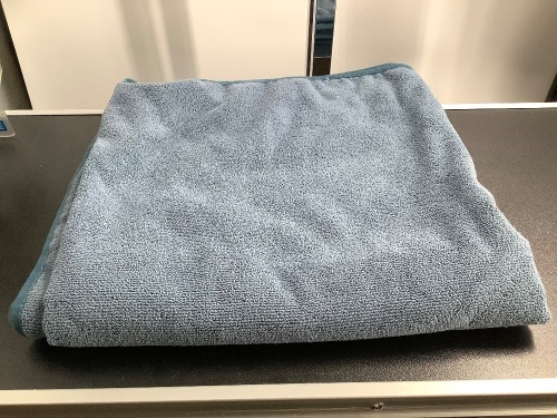 Lot of (2) Puomue Full Size Microfiber Towel, Appears New - Lot 440