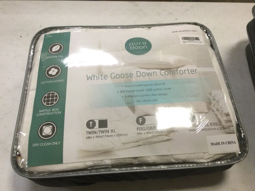 King Size Goose Down Comforter. NEW - Lot 260