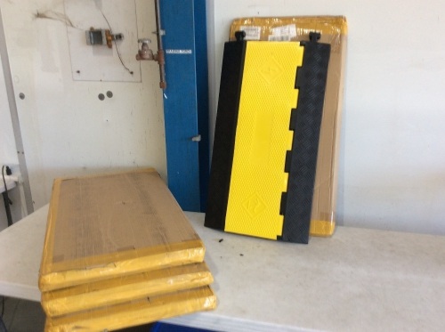 Lot of (4) VEVOR 5 Channel Extreme Rubber Cable Ramps - Appear New  - Lot 282
