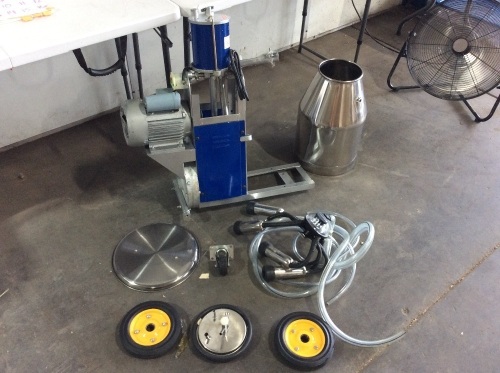 Vevor Electric Milking Machine For Farm Cows - Unknown Condition, Cosmetic Damage, Untested  - Lot 514