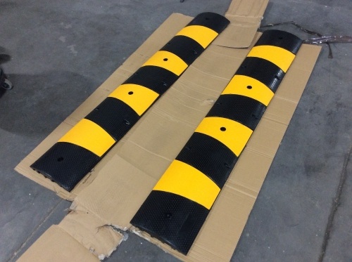 VEVOR 2pcs 6 Feet Heavy Duty Modular Rubber Speed Bump Cable Protectors - Appear New  - Lot 119